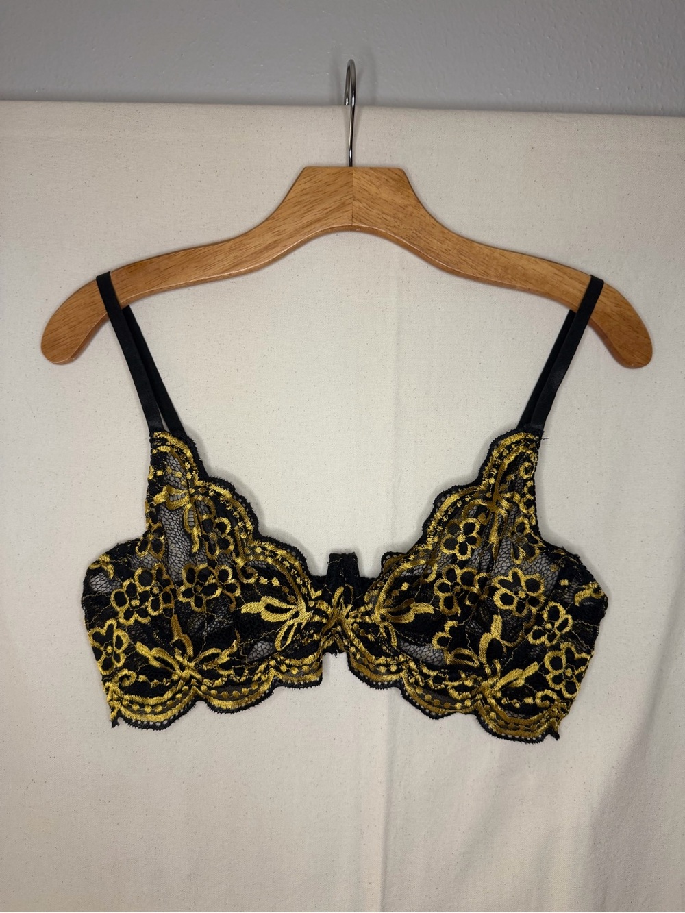Black & Gold Lace Underwire Bra - Women's Intimates